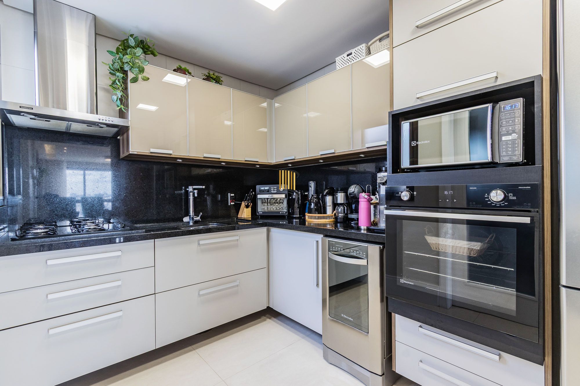 Apartamento de 3 quartos, suíte e 2 vagas de garagem bairro Higienópolis em POA