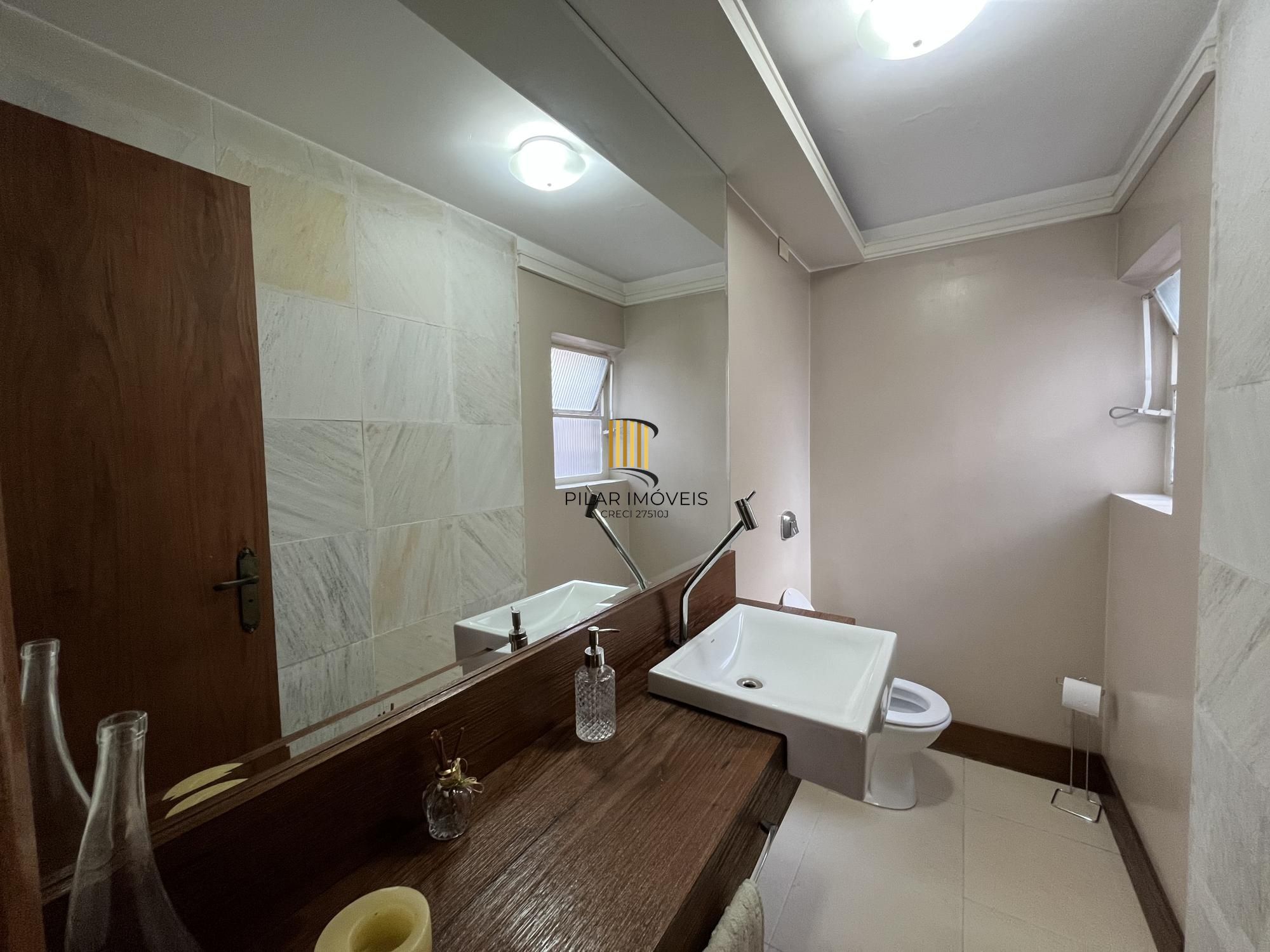 Cobertura de 3 quartos, suíte e 1 vaga de garagem no bairro Petrópolis em POA/RS