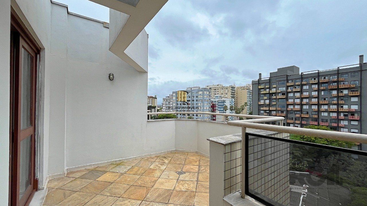 Cobertura de 1 dormitório com uma vaga de garagem no bairro Independência em Porto Alegre