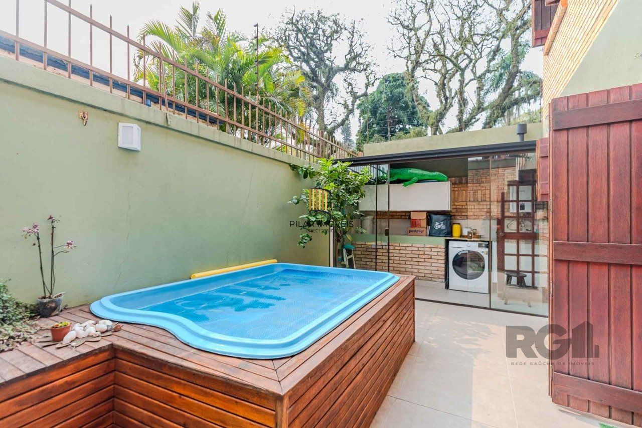 Casa em condomínio fechado, 3 dormitórios, suíte e duas vagas de garagem