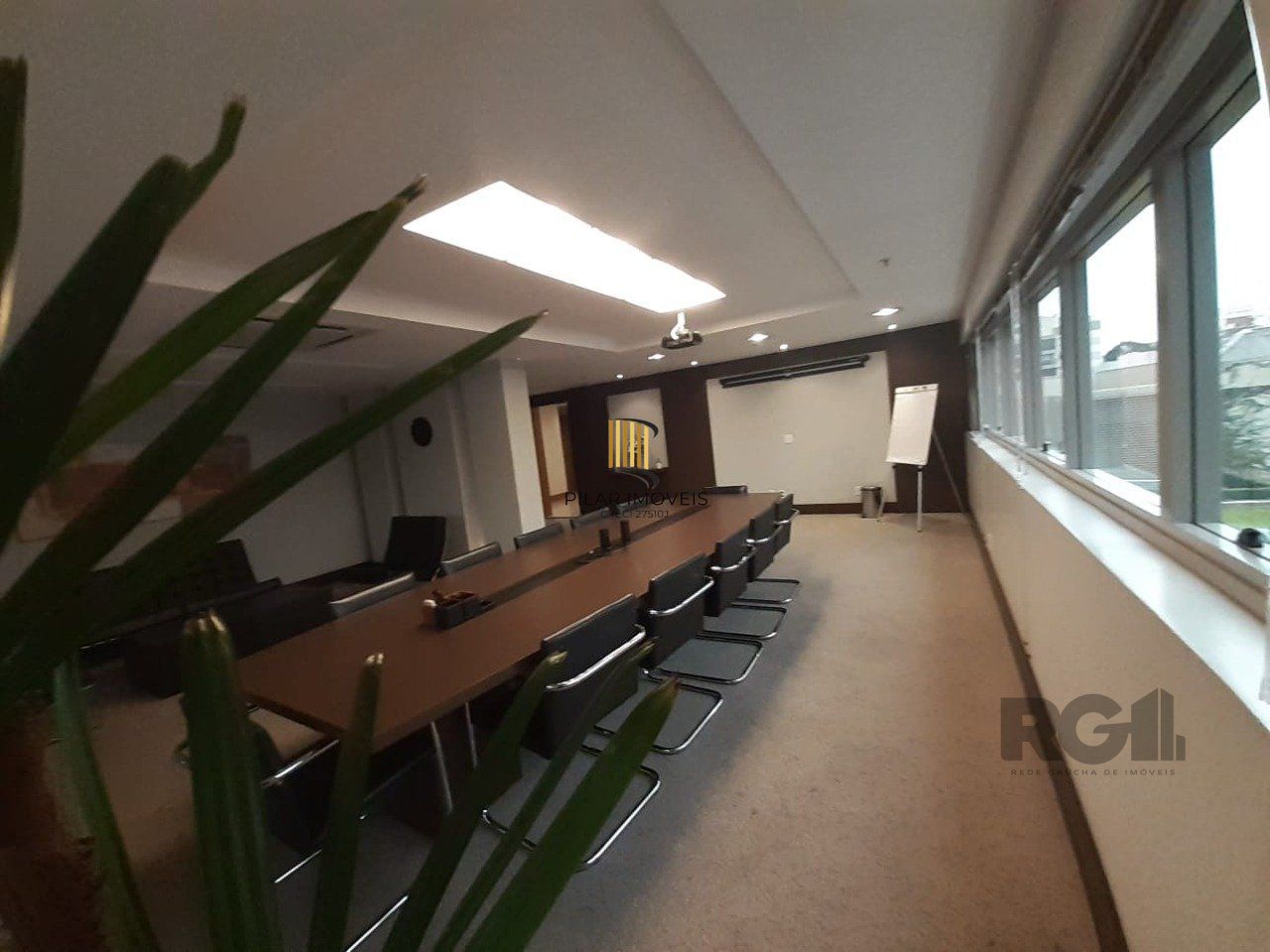 Excelente sala comercial no Menino Deus, com uma vaga de garagem.