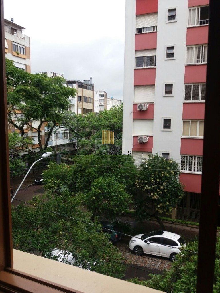 Apartamento de três dormitórios no bairro Independência em Porto Alegre. 