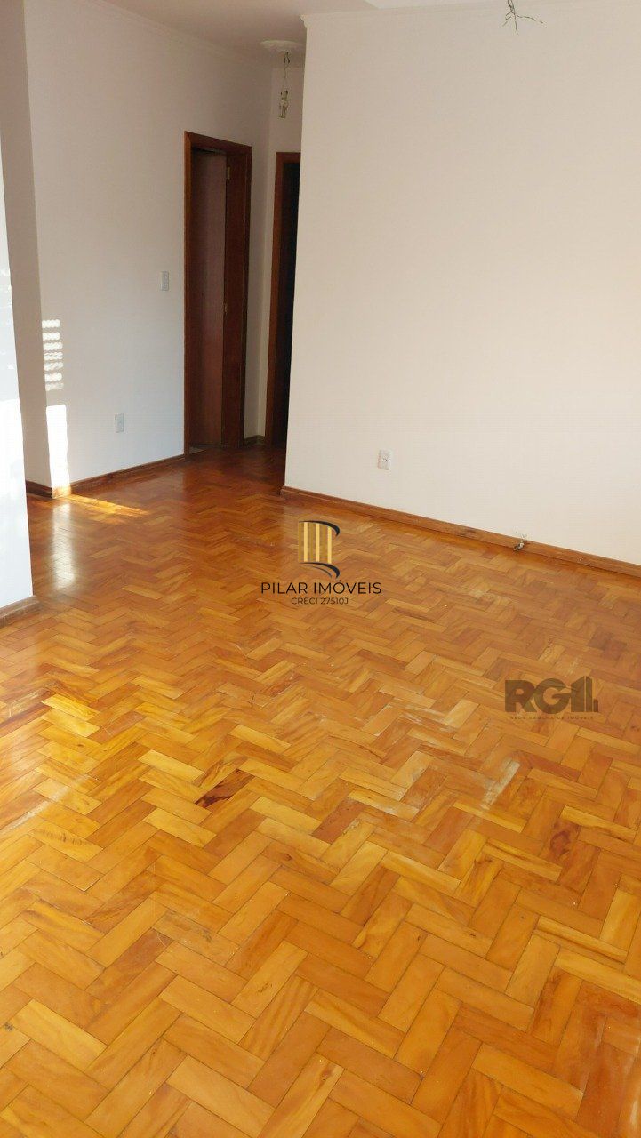 Apartamento de dois dormitórios com uma vaga de garagem no bairro Cristal em Porto Alegre.