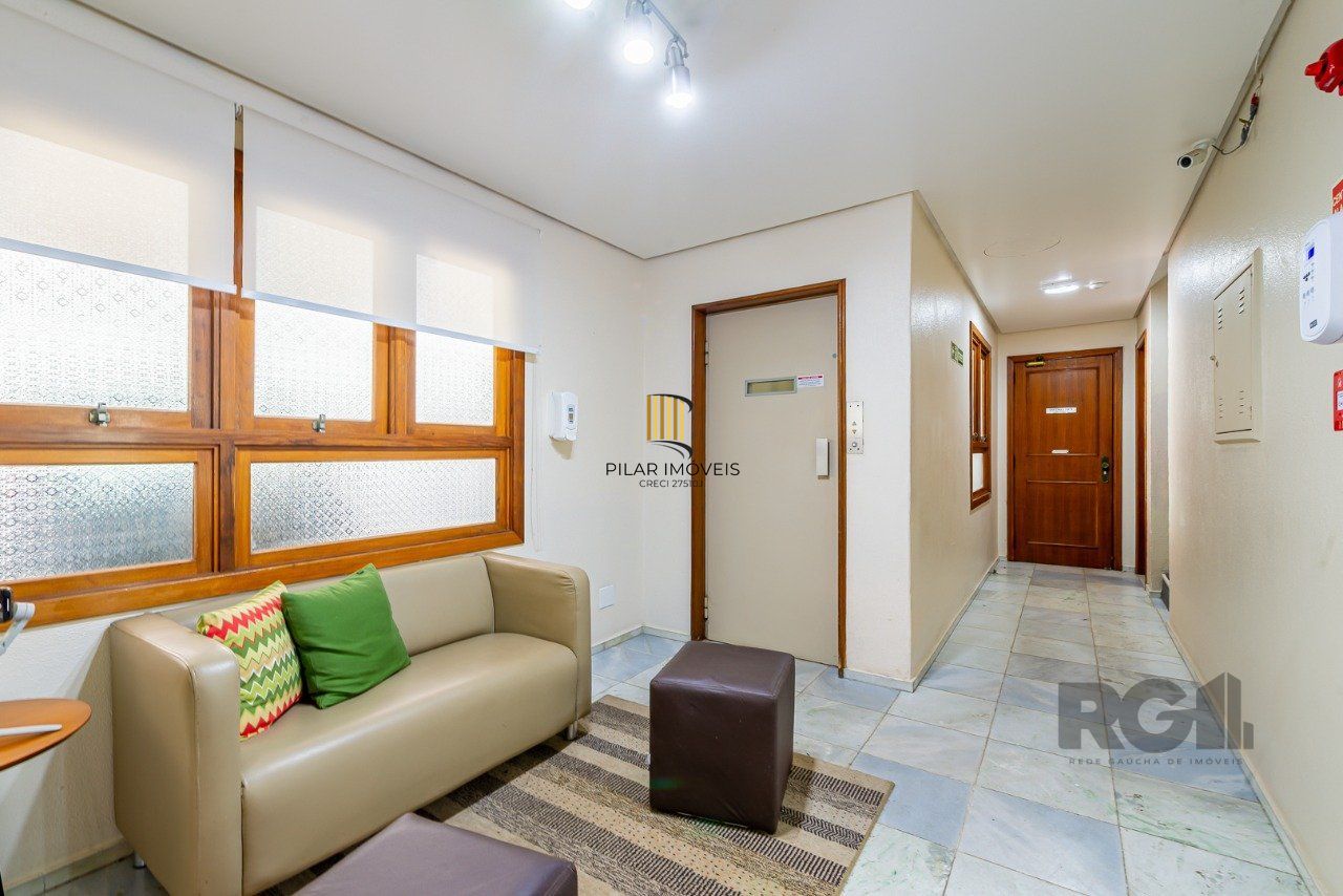 Apartamento de três quartos, suíte e uma vaga de garagem no bairro Petrópolis em Porto Alegre.