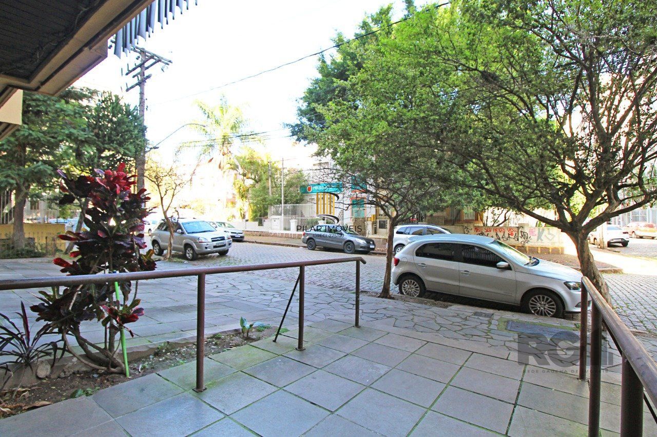 Vende Apartamento de cobertura duplex de 2 dormitórios com garagem escriturada e semi-mobiliado, no bairro Cidade Baixa.