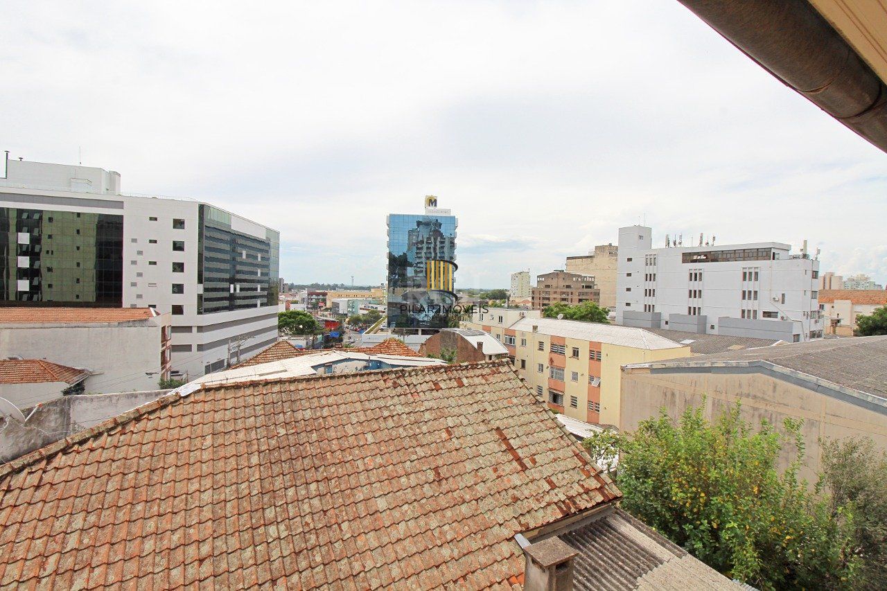 Cobertura de dois dormitórios e dois banheiros, próximo ao hospital Moinhos de Vento e shopping total, bairro Floresta em Porto Alegre.