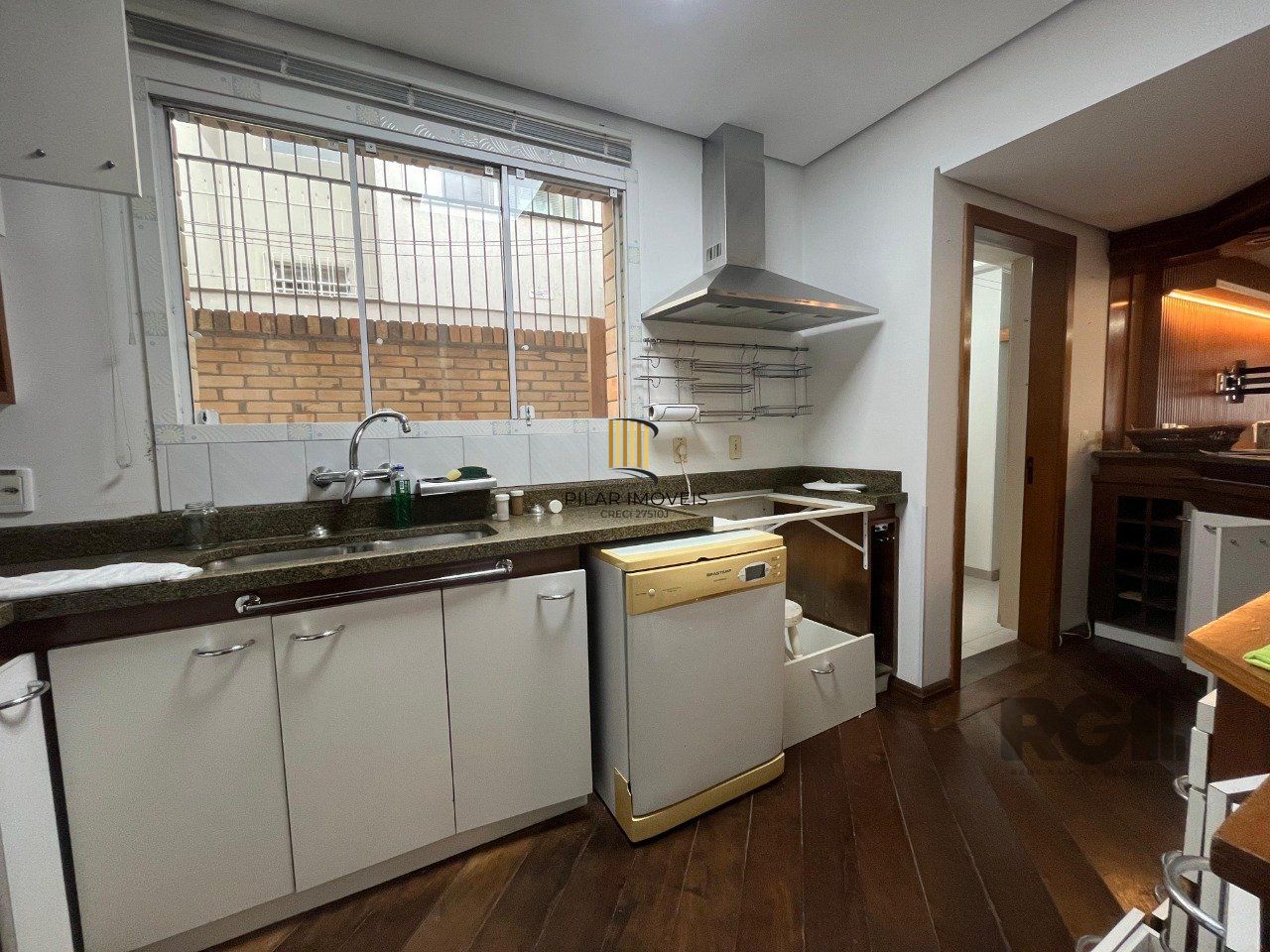 Casa de três quartos, suíte e quatro vagas de garagem no bairro Menino Deus em Porto Alegre