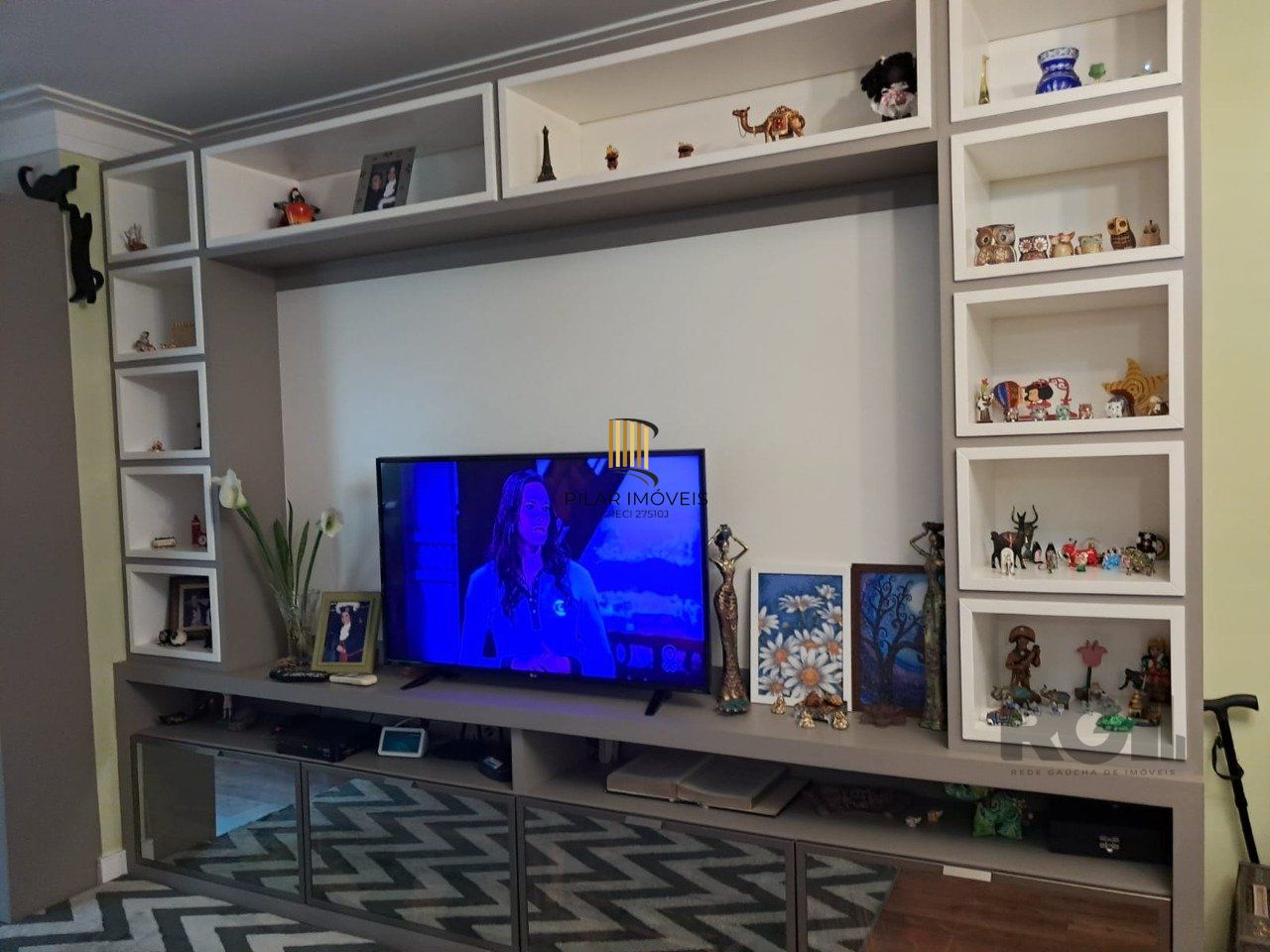 Apartamento de dois quartos, suíte e uma vaga de garagem no bairro Santana em Porto Alegre.