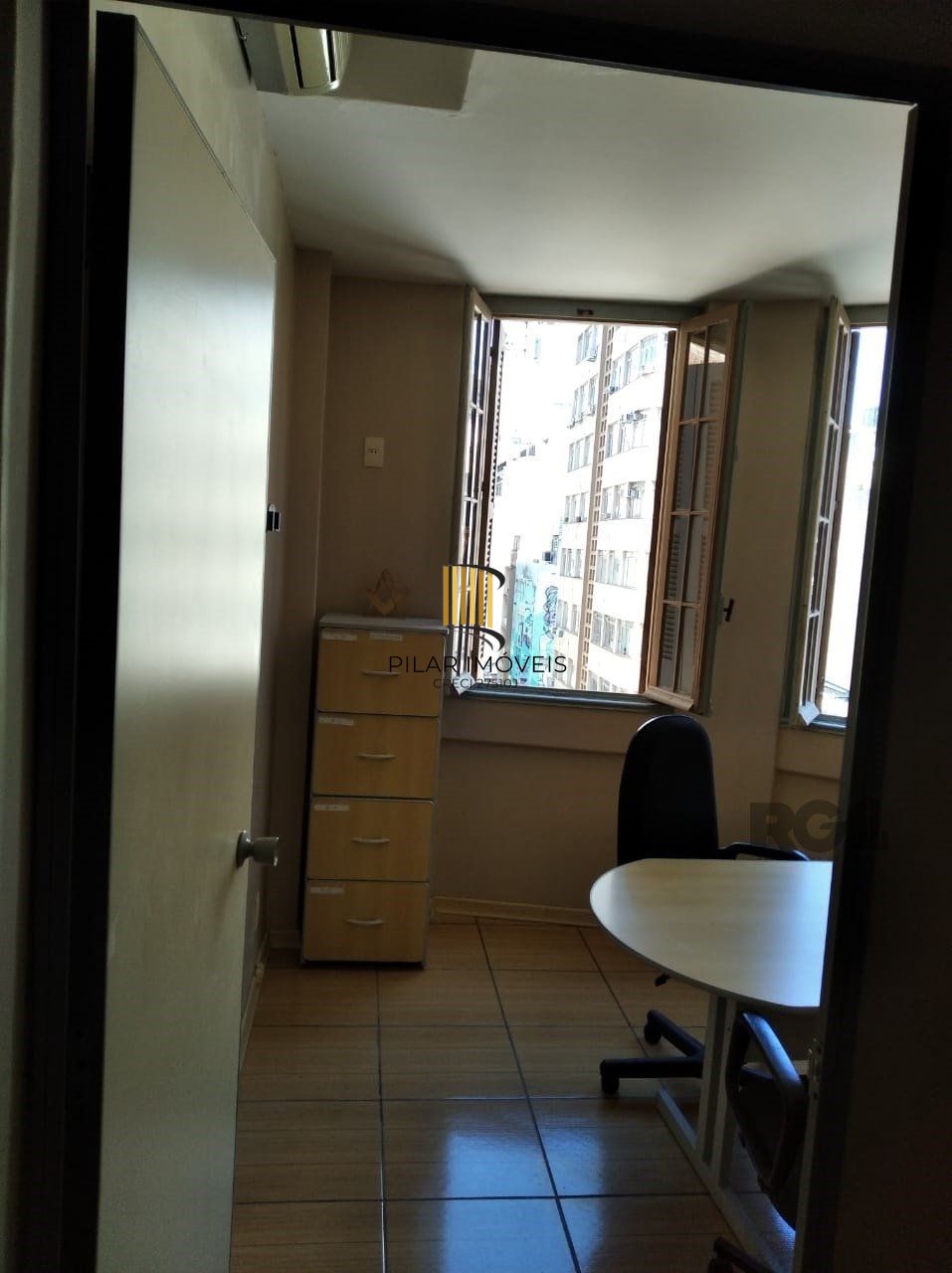 Vende sala com excelente localização próximo do Mercado Público, frente, andar alto. Condomínio oferece: Portaria em horário comercial, elevadores e câmeras de vigilância.