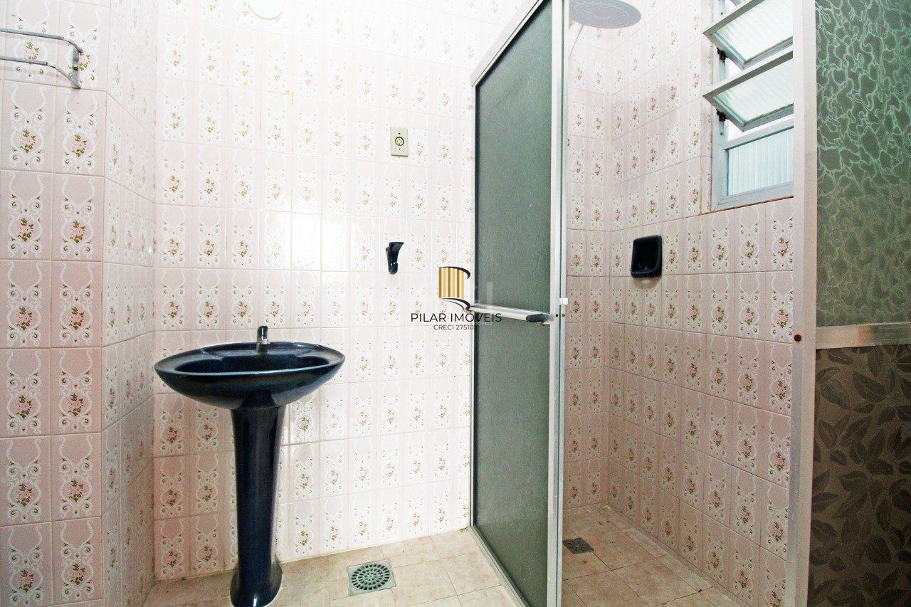 Apartamento de 2 (dois) dormitórios, com excelente localização, no Bairro Petrópolis. Amplo living, cozinha e área de serviço, banho social.
