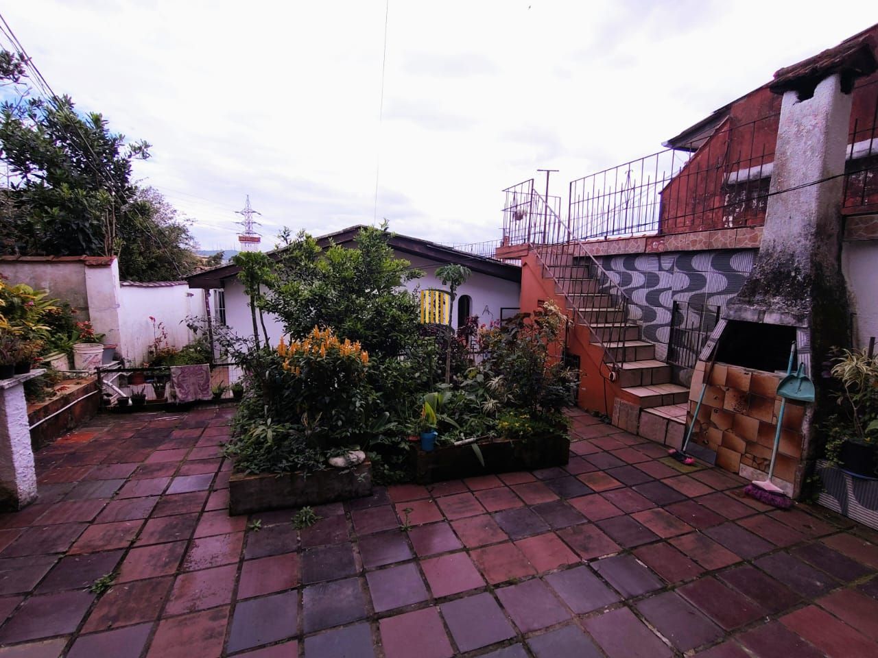 Casa 3 dormitórios e 3 vagas de garagem.