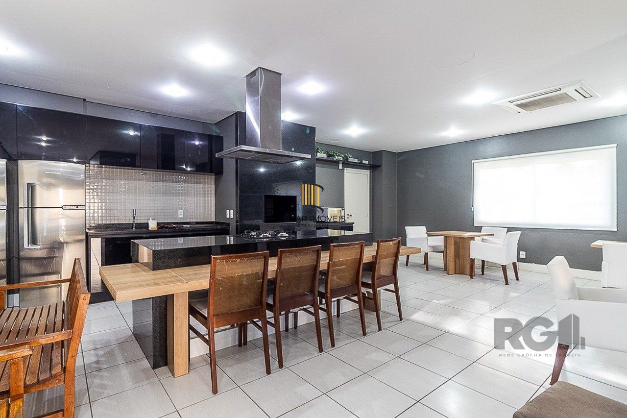  Excelente apartamento semi mobiliado de 3 quartos (dormitórios) transformados em 2 quartos, suíte, churrasqueira e 2 vagas de garagem no bairro Jardim Carvalho em Porto Alegre.