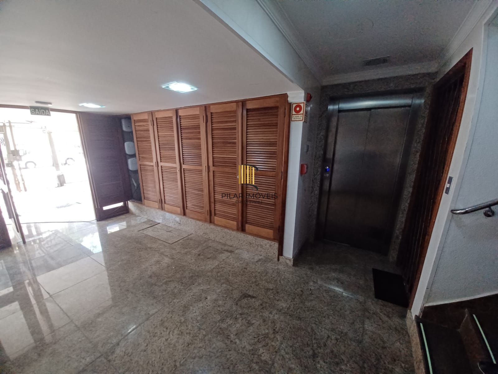 Apartamento de 2 dormitórios lavabo living amplo com sacada  de frente edificio com elevador