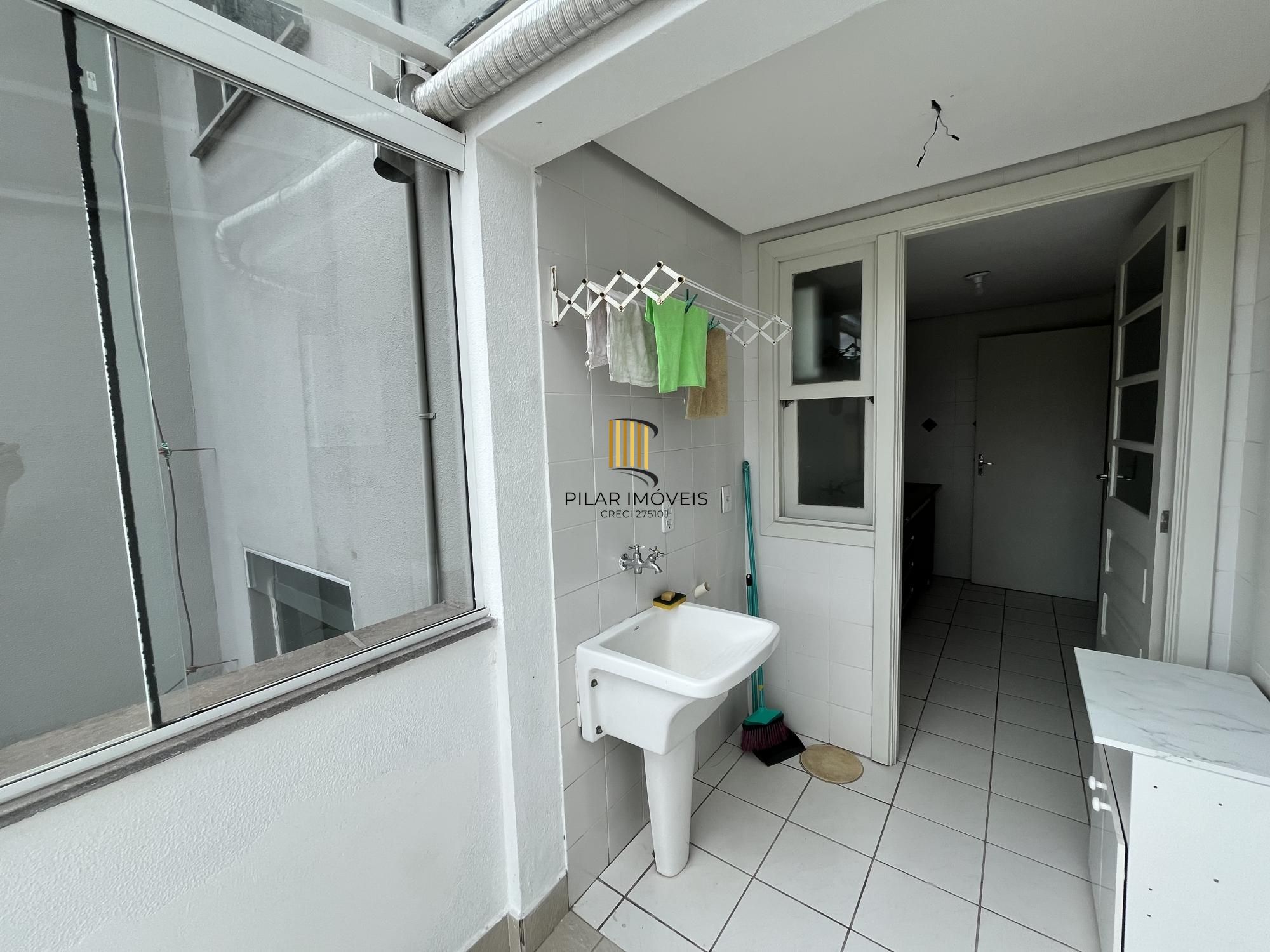 Apartamento de 1 quarto com sacada e 1 vaga de garagem no bairro Farroupilha