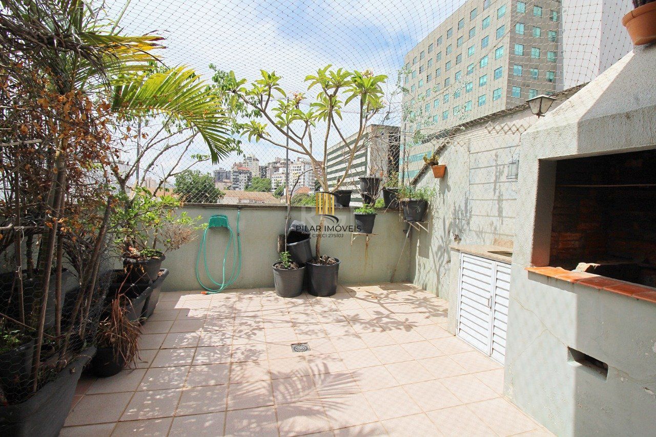 Cobertura de dois dormitórios e dois banheiros, próximo ao hospital Moinhos de Vento e shopping total, bairro Floresta em Porto Alegre.