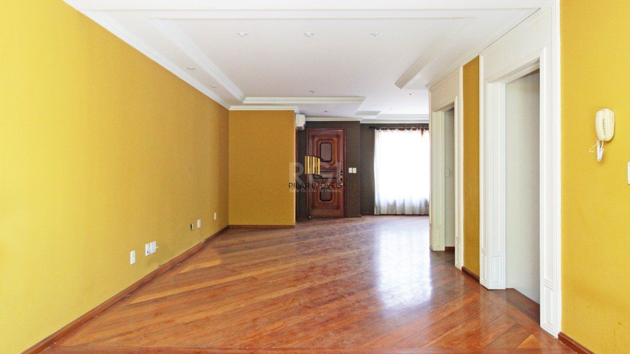   Excelente casa em condomínio com três (3) dormitórios, uma (1) suíte, duas (2) vagas de garagem próximo  ao Barra Shopping , no bairro  Cristal em Porto Alegre.