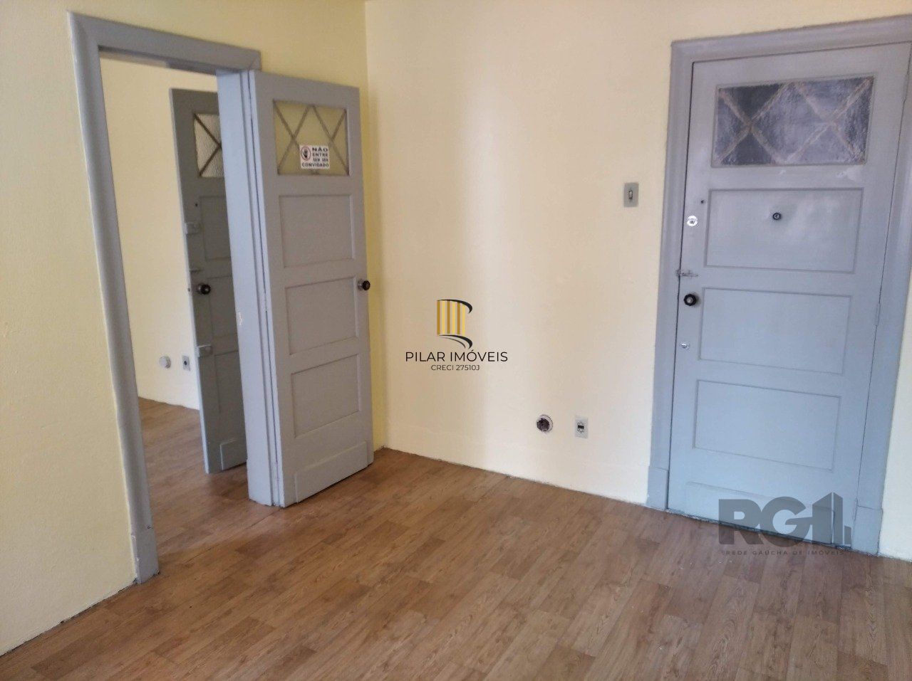 Vende sala com excelente localização próximo do Mercado Público, frente, andar alto. Condomínio oferece: Portaria em horário comercial, elevadores e câmeras de vigilância. - Pilar Imóveis