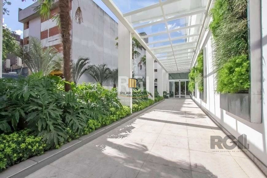 Sala comercial desocupada no edifício Baltimore, bairro Bom Fim em Porto Alegre. - Pilar Imóveis