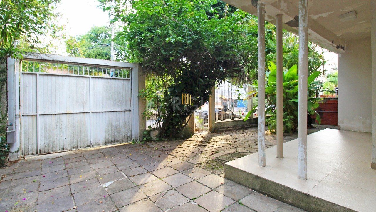 Casa com quatro (4) dormitórios,  duas (2) vagas de garagem, no bairro Passo da Areia em Porto Alegre.