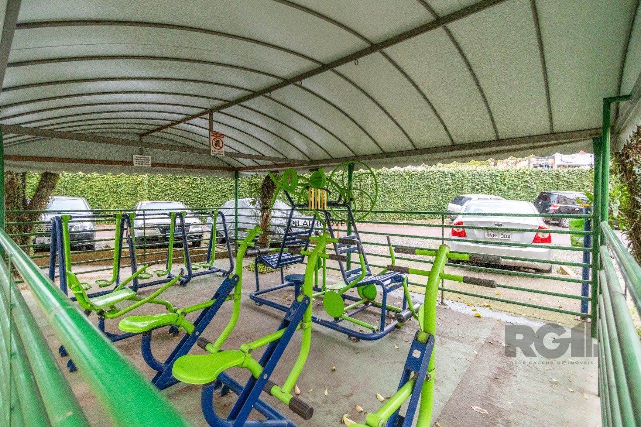 Apartamento de três dormitórios com vaga no Conjunto Residencial Roque Calage, bairro Passo da Areia em Porto Alegre.