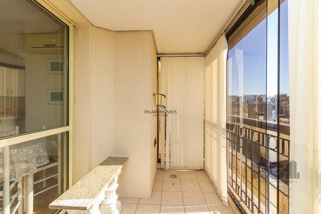   Apartamento de um quarto, suíte e uma vaga de garagem no bairro Menino Deus em Porto Alegre.
