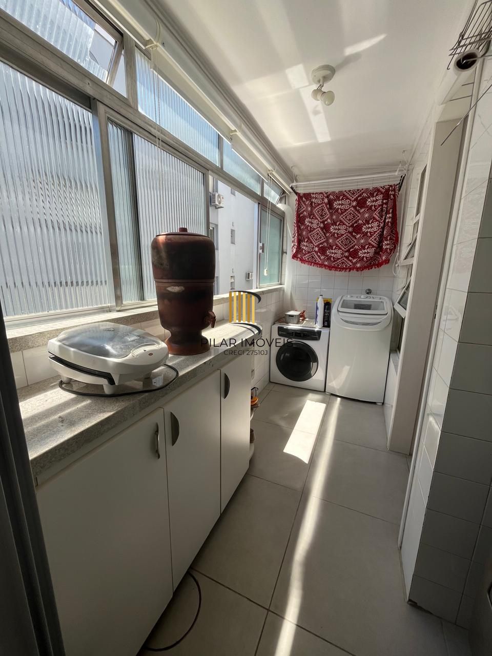 Apartamento de 2 quartos, 2 banheiros e 1 vaga de garagem no bairro Santana POA