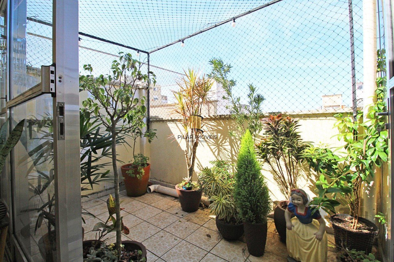 Vende Apartamento de cobertura duplex de 2 dormitórios com garagem escriturada e semi-mobiliado, no bairro Cidade Baixa.