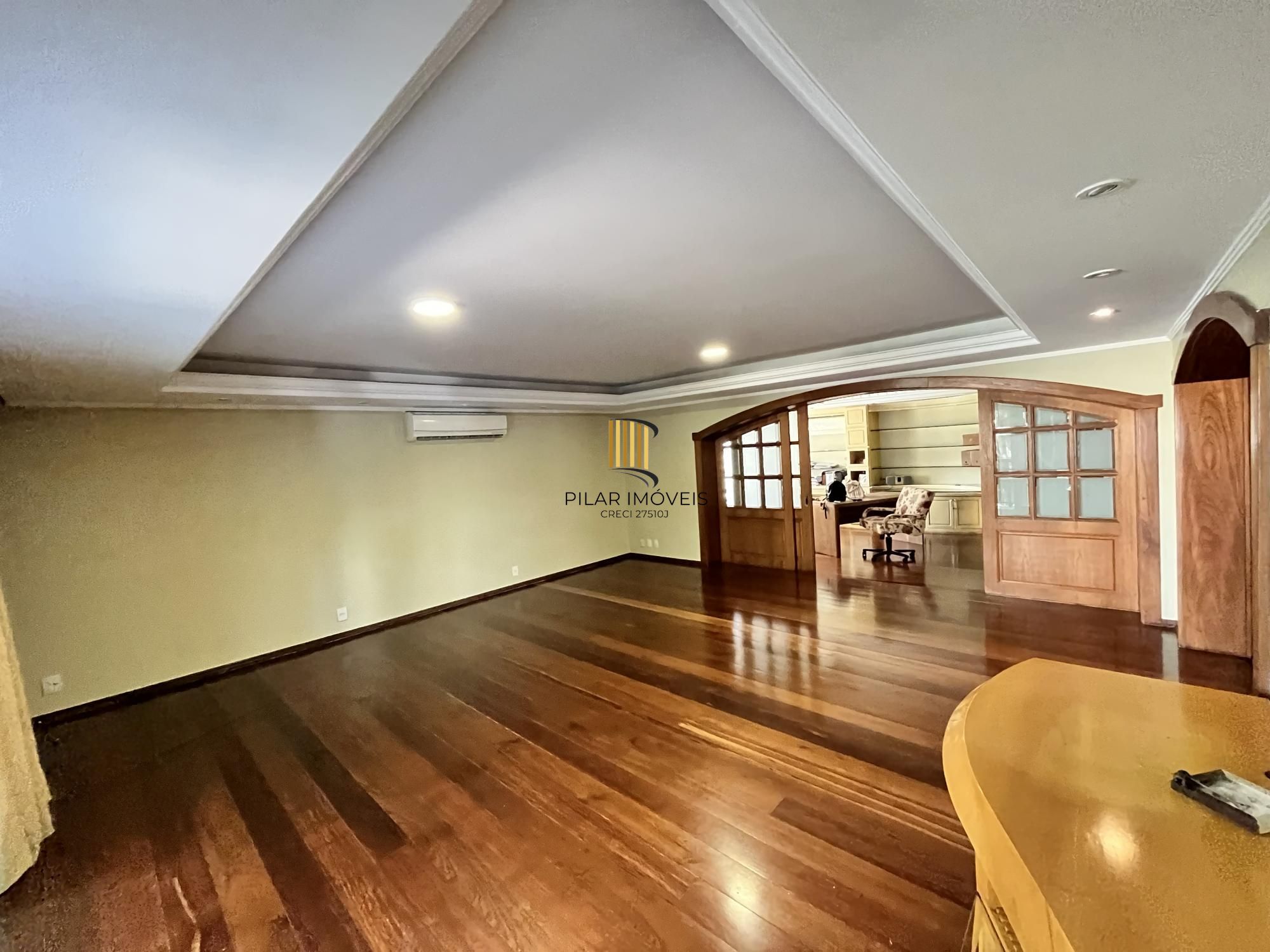 Apartamento de 4 quartos, suíte, amplo closet, dependência e 2 vagas de garagem