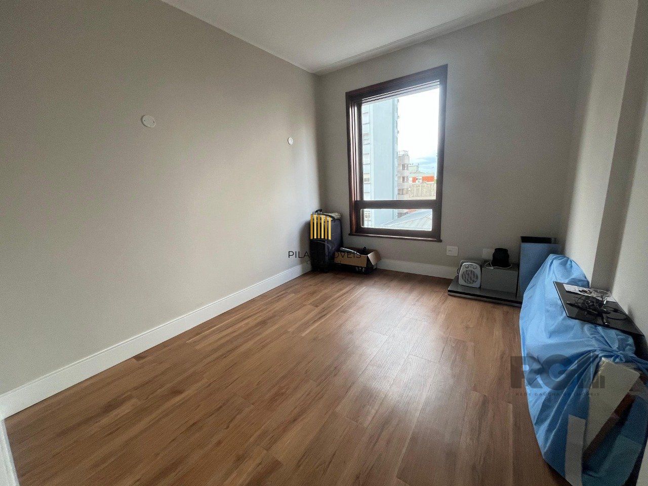 Apartamento de três quartos, suíte e uma vaga de garagem no bairro Independência em Porto Alegre.