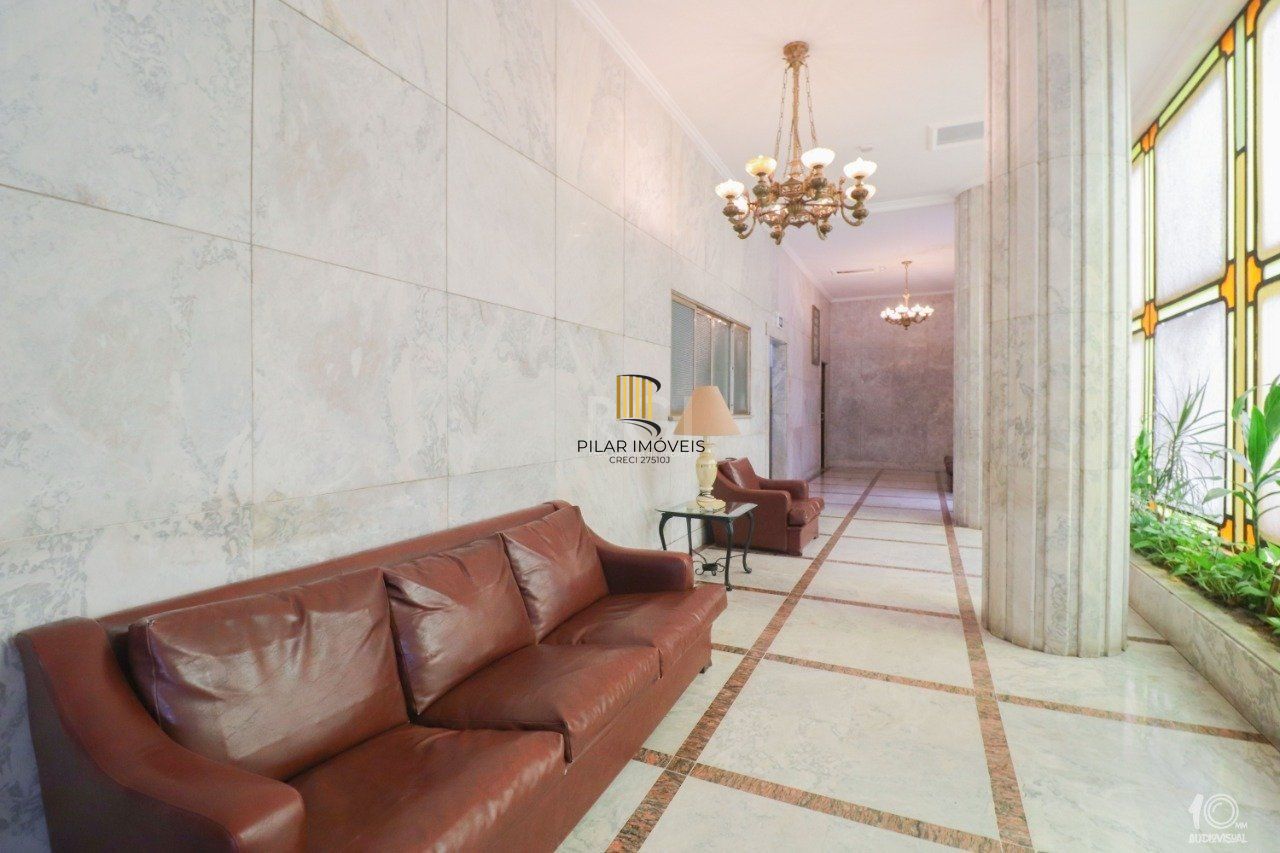 Apartamento á venda com 3 dormitórios com 1 suíte com sacada + 2 sacadas na sala e living, 233,85M²  e 1 vaga de garagem escriturada e coberta, no Bairro Independência em Porto Alegre.