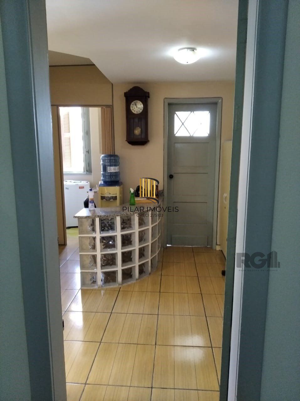 Vende sala com excelente localização próximo do Mercado Público, frente, andar alto. Condomínio oferece: Portaria em horário comercial, elevadores e câmeras de vigilância.