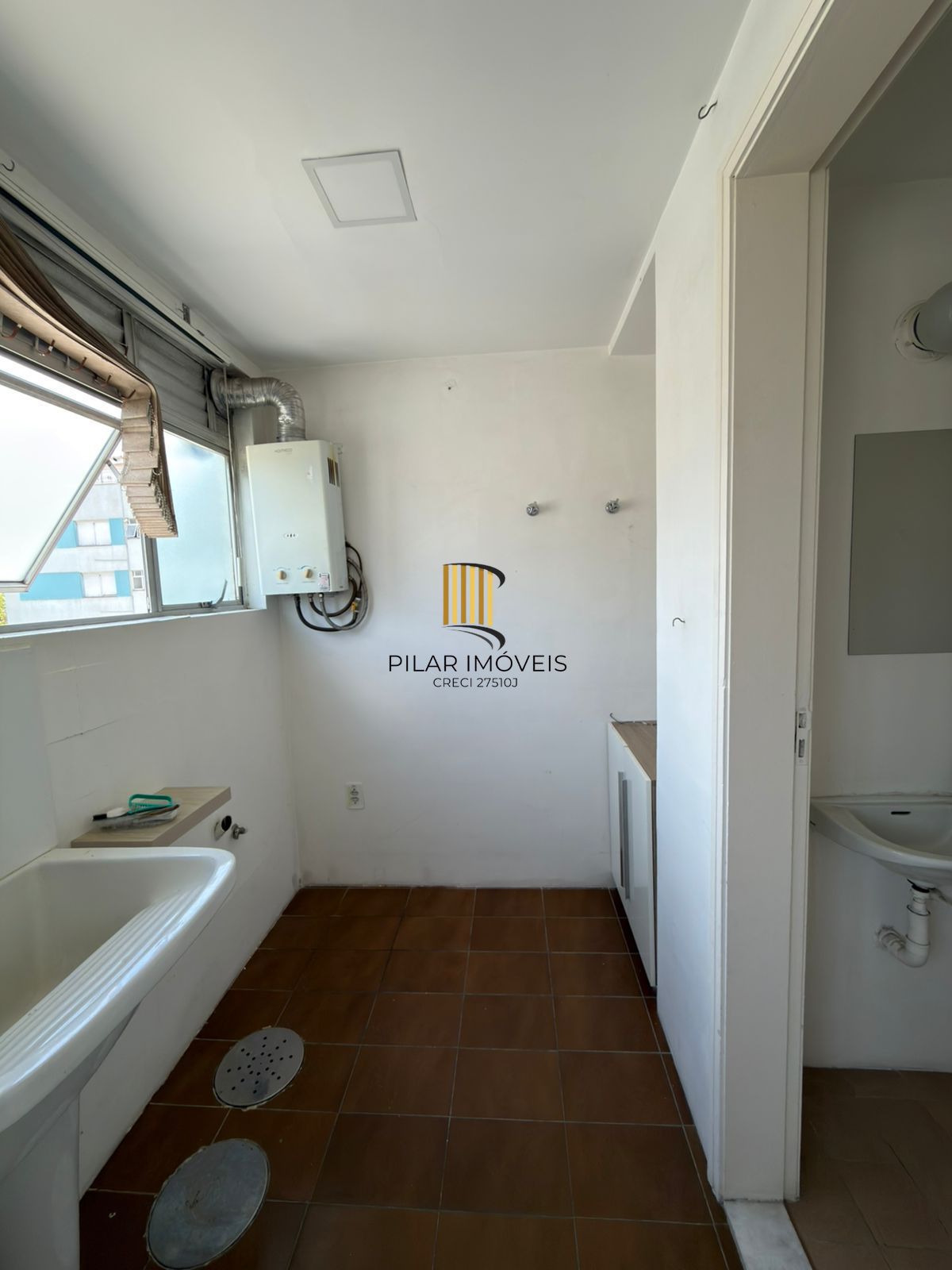 Apartamento de 2 quartos e 1 vaga de garagem no bairro Floresta em POA