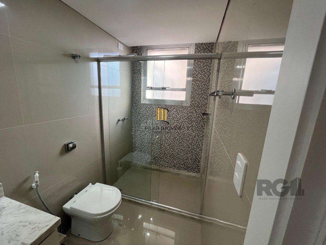 Apartamento de três quartos, suíte e uma vaga de garagem no bairro Independência em Porto Alegre.