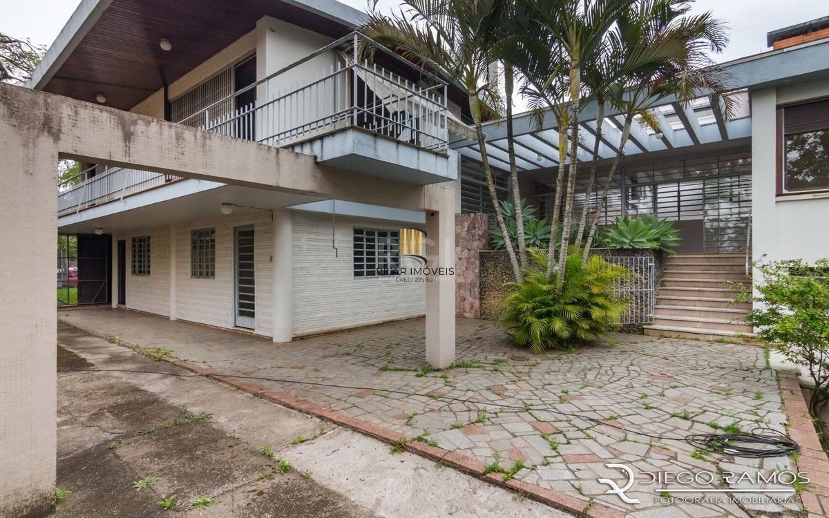 Venda de casa residencial 25,00m x 80,00m- Menino Deus. 4 vagas, 4 dormitórios, sendo 1 suíte, 1 varanda, lareira e churrasqueira.