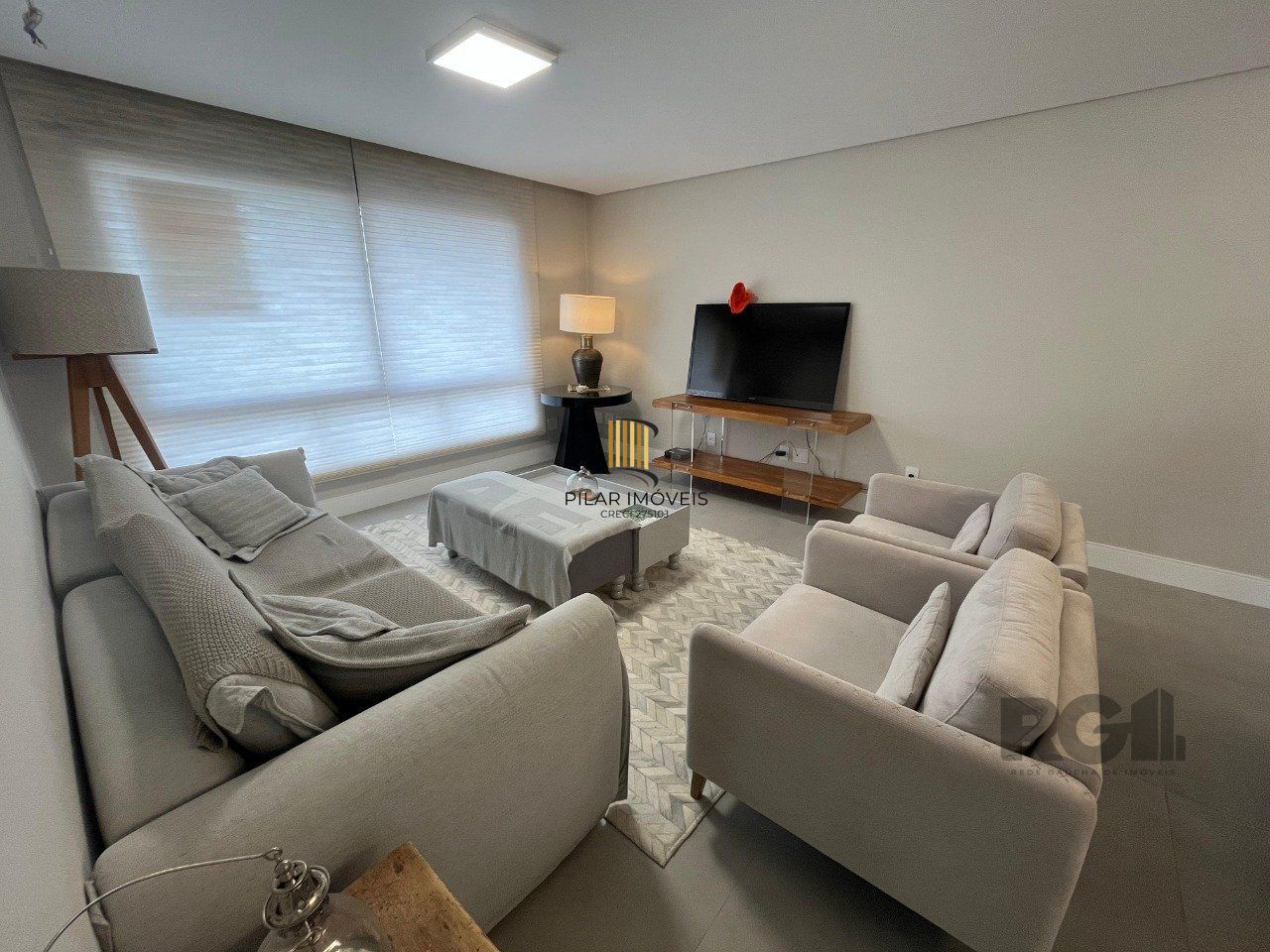 Apartamento de três quartos, suíte e uma vaga de garagem no bairro Independência em Porto Alegre.