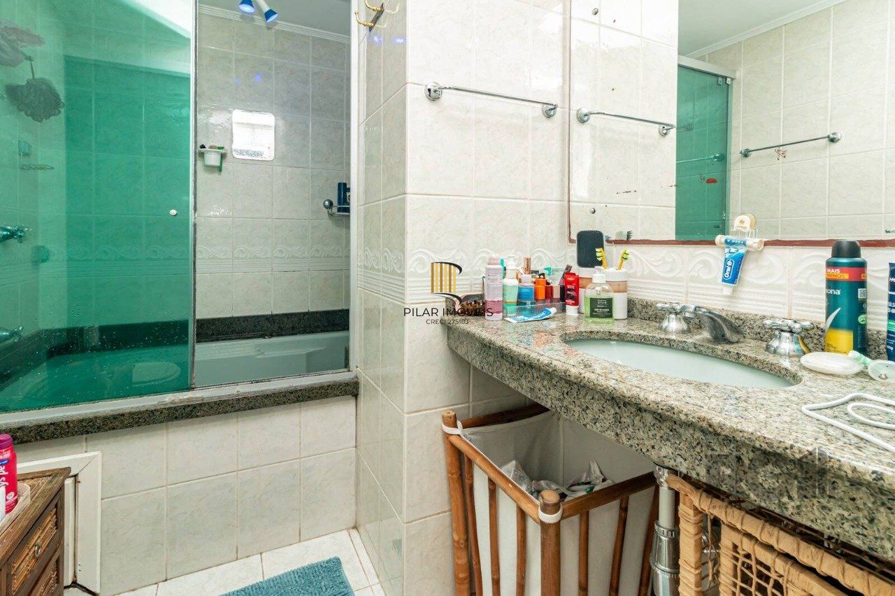 Cobertura de três quartos, suíte e uma vaga de garagem no bairro Higienópolis
