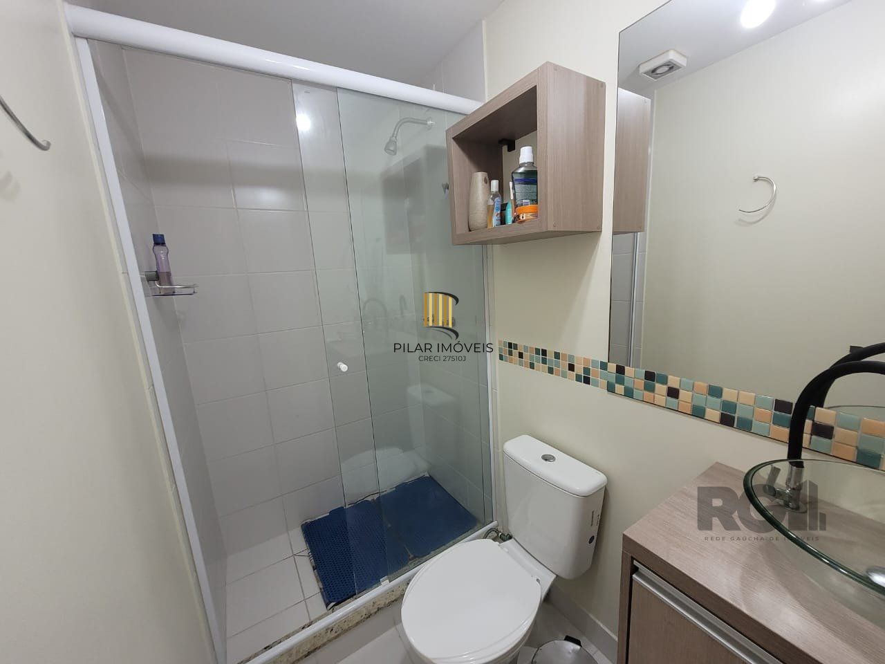 Apartamento de três dormitórios, suíte e uma vaga de garagem no bairro Jardim Carvalho em Porto Alegre.