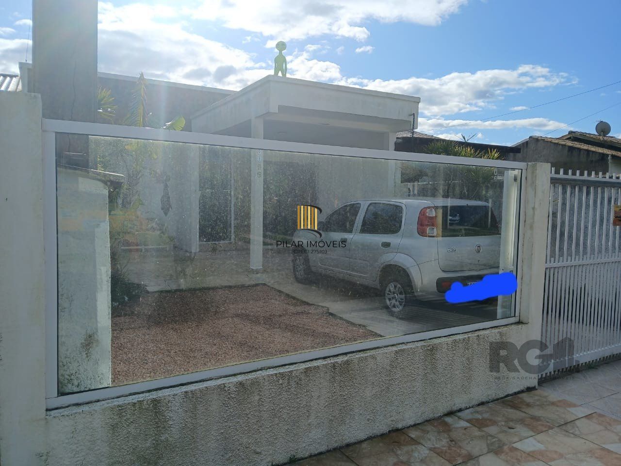 Casa de 2 dormitórios, com banheiro social, e um living em 2 ambientes, com banheiro Social, e cozinha com área de serviço, mais um patio pra 3 carros, e uma piscina nos fundos...
