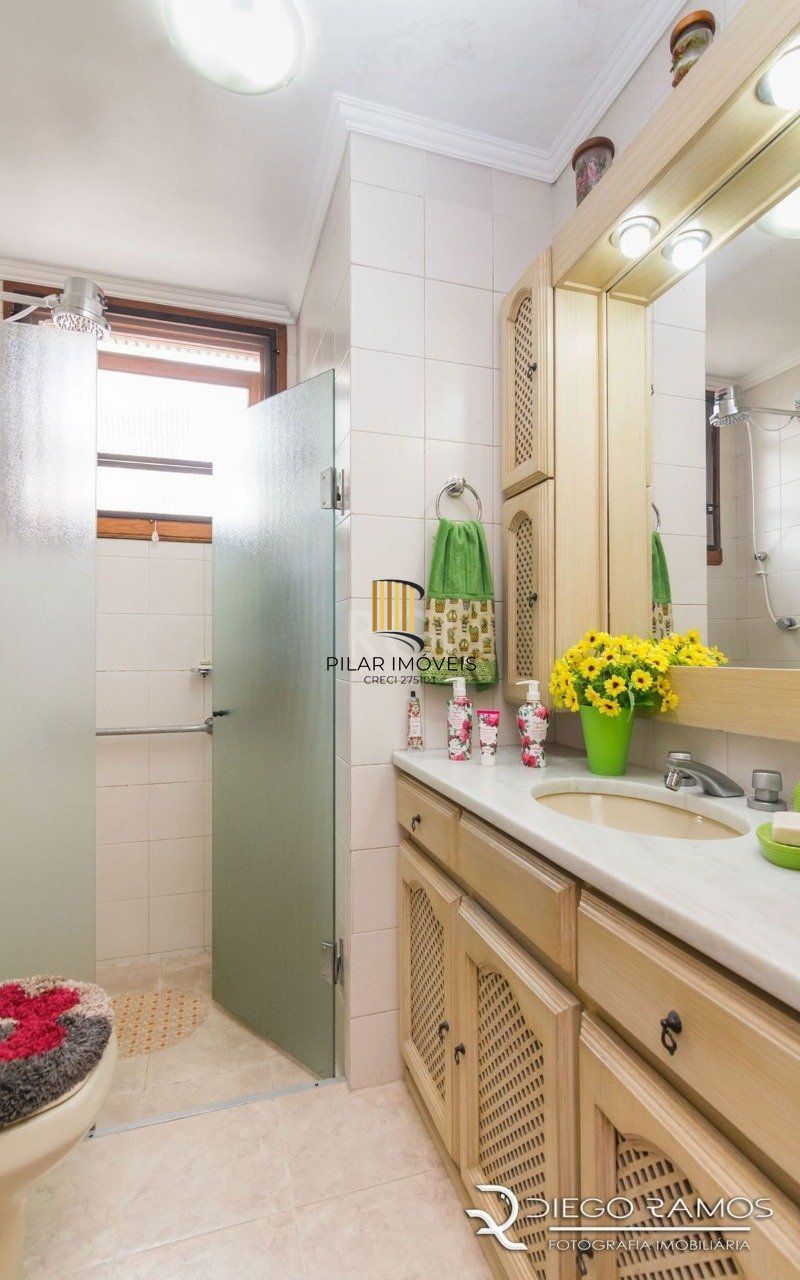 Apartamento de 2 dormitórios ,80 M² com possibilidade de transformação em 3 dormitórios. Living: Para dois ambientes e estar íntimo. Copa-Cozinha: Funcional e bem equipada. Ampla Área de Serviç
