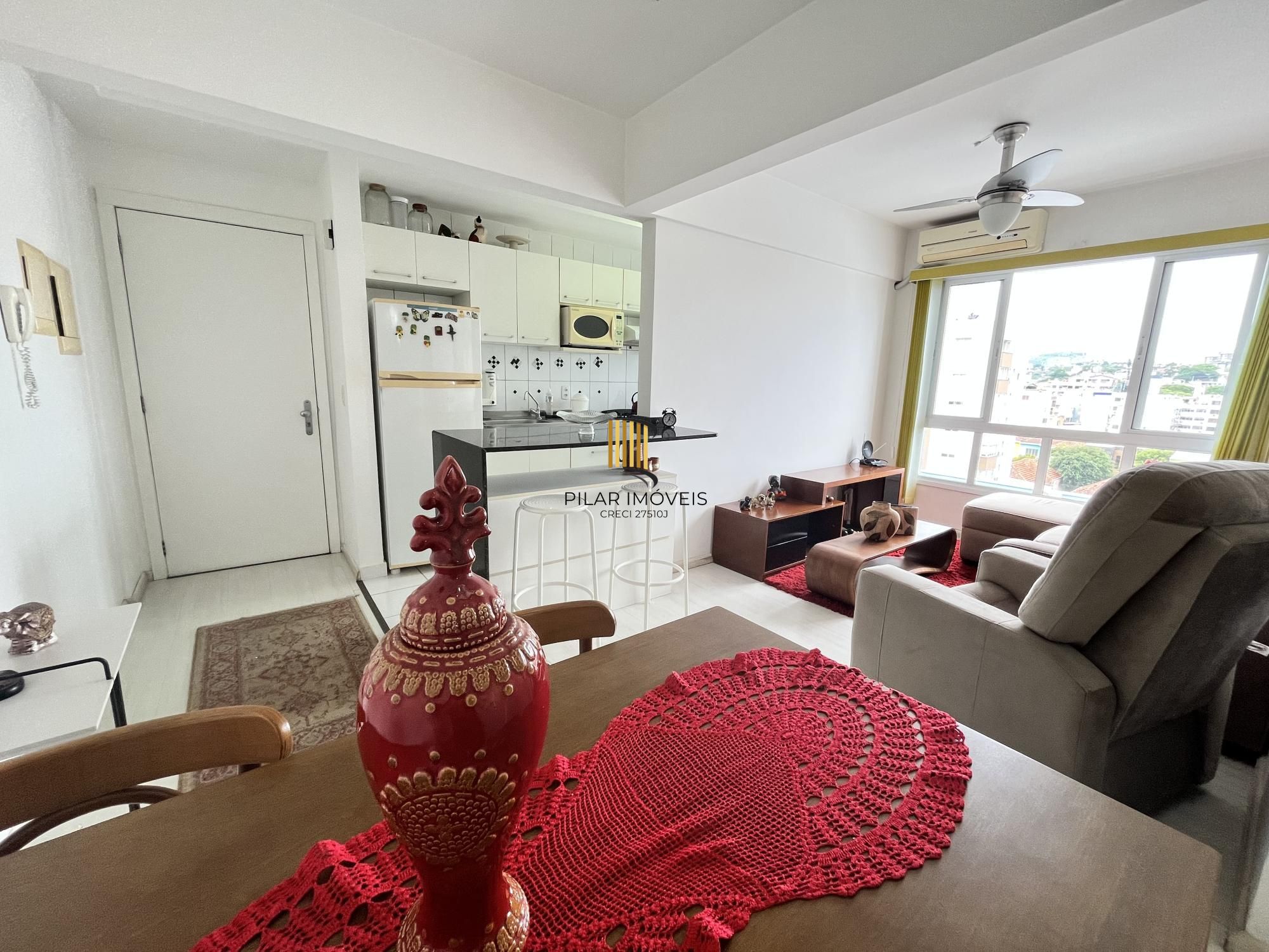 Apartamento de 2 quartos, suíte e 1 vaga de garagem no bairro Azenha em POA/RS