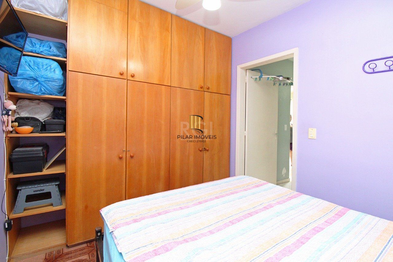 Cobertura de dois dormitórios e dois banheiros, próximo ao hospital Moinhos de Vento e shopping total, bairro Floresta em Porto Alegre.