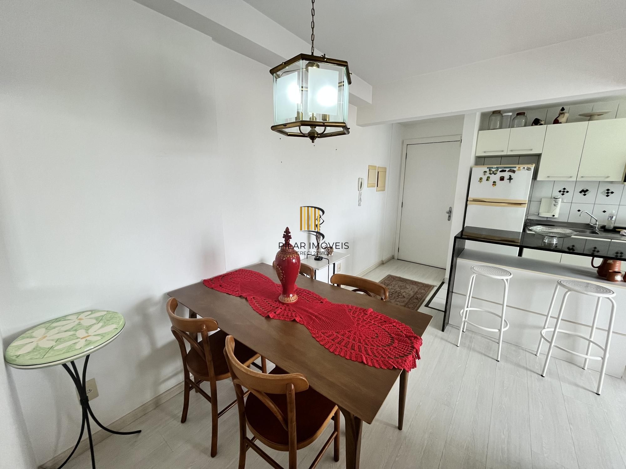 Apartamento de 2 quartos, suíte e 1 vaga de garagem no bairro Azenha em POA/RS