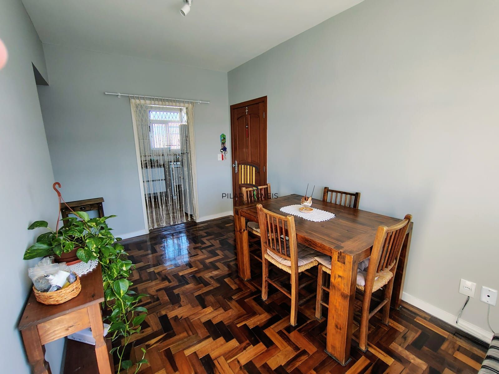 Apartamento de três quartos e uma vaga de garagem rotativa