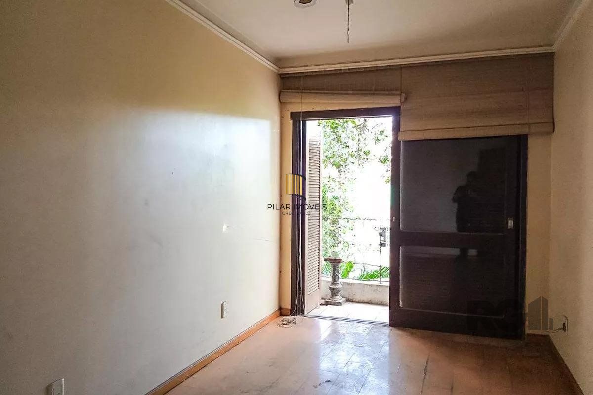  Apartamento amplo com dois dormitórios no bairro Rio Branco  em Porto Alegre. 