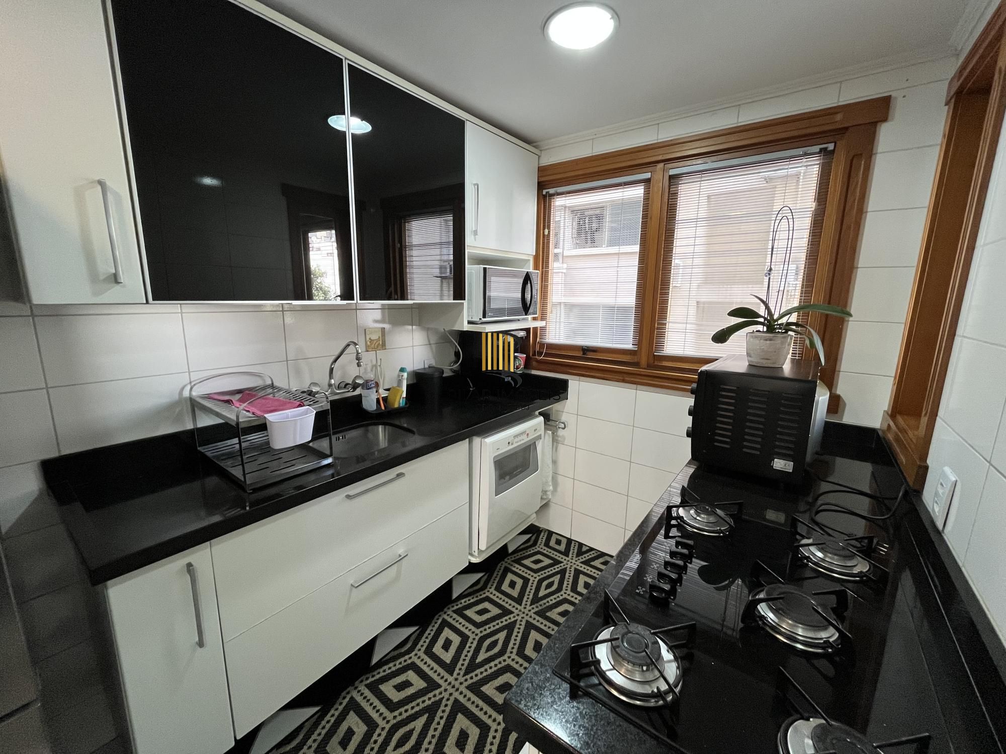 Apartamento de 3 quartos, suíte e 2 vagas de garagem no bairro Santana em POA