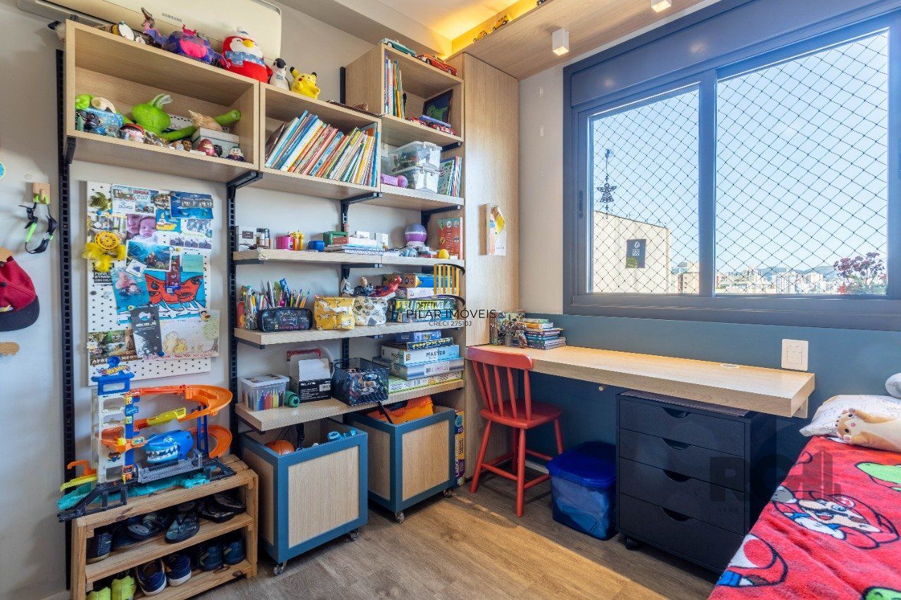 Apartamento de dois dormitórios, suíte e uma vaga de garagem no bairro Santana em Porto Alegre