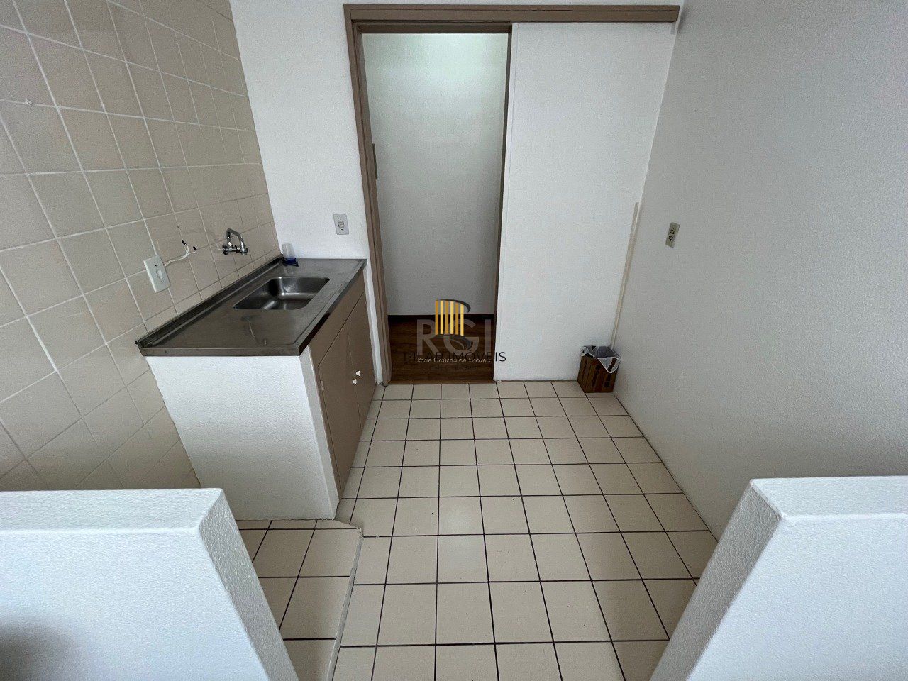 Apartamento de um dormitório no condomínio Piratini com uma vaga de garagem escriturada.