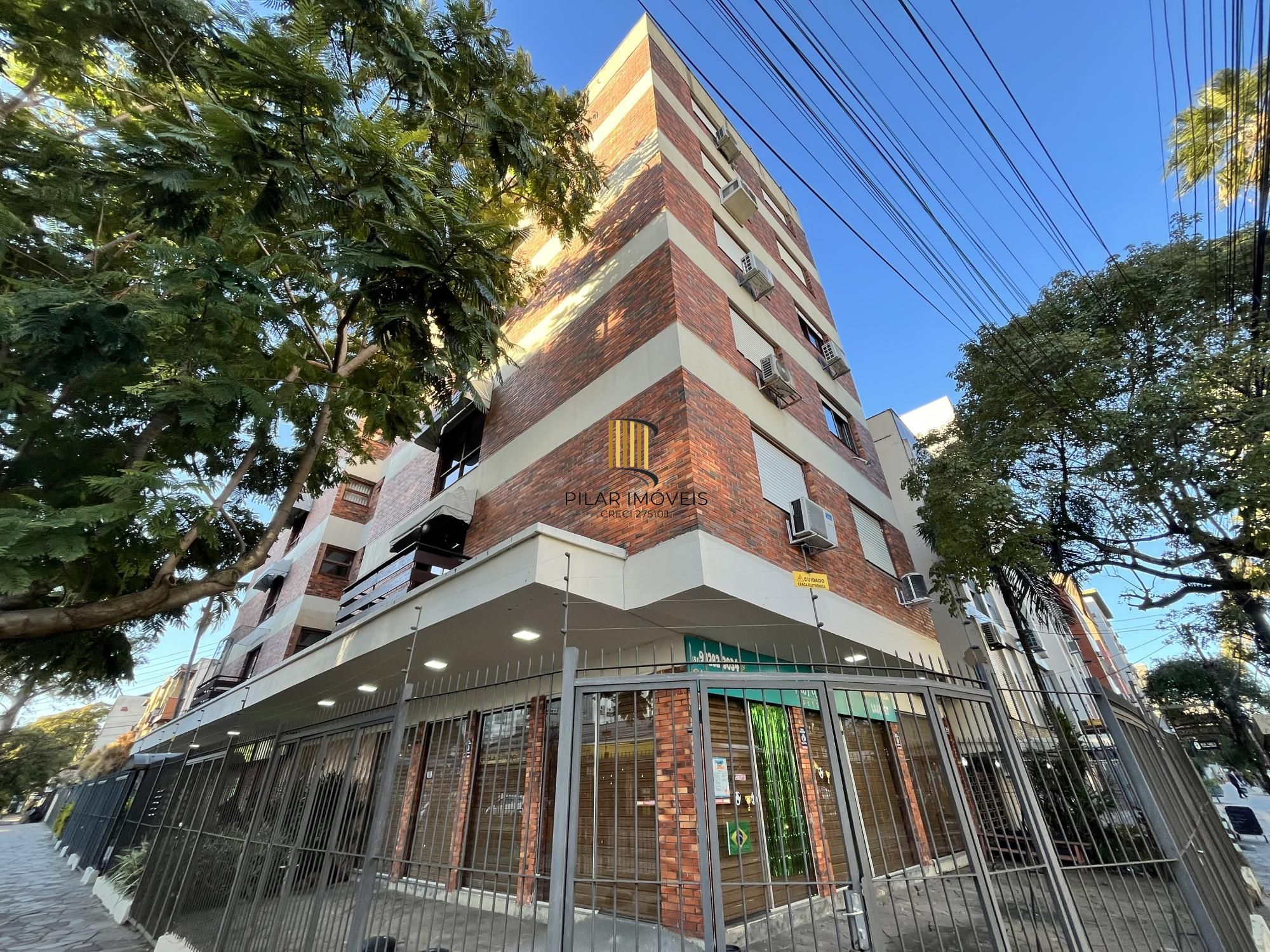Apartamento de dois quartos e uma vaga de garagem no bairro Menino Deus em POA