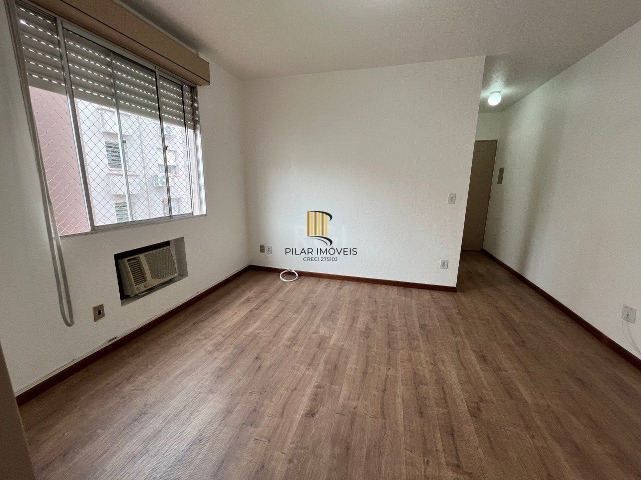 Apartamento de um dormitório no condomínio Piratini com uma vaga de garagem escriturada.