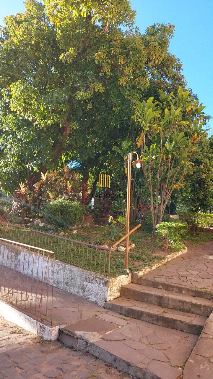 Apartamento de dois dormitórios com uma vaga de garagem no bairro Cristal em Porto Alegre.